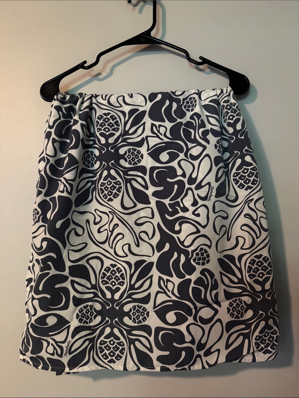 Manuheali’i Women’s Gray and White Hawaiian Print Pareo - 40 x 72